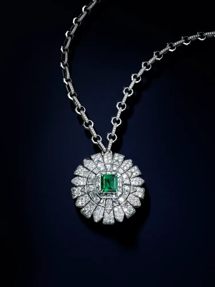 Liberty可轉換式徽章墜鍊，鑲嵌1顆4.20克拉祖母綠型切割祖母綠。品牌提供