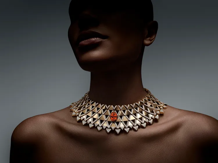 以盔甲造型為靈感的Radiance項鍊，鑲嵌1顆重18.8克拉橢圓形切割橘色錳鋁榴石。品牌提供