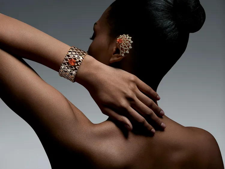 鑲嵌10.76克拉橢圓形切割橘色錳鋁榴石的Radiance手鐲及同系列耳環。品牌提供
