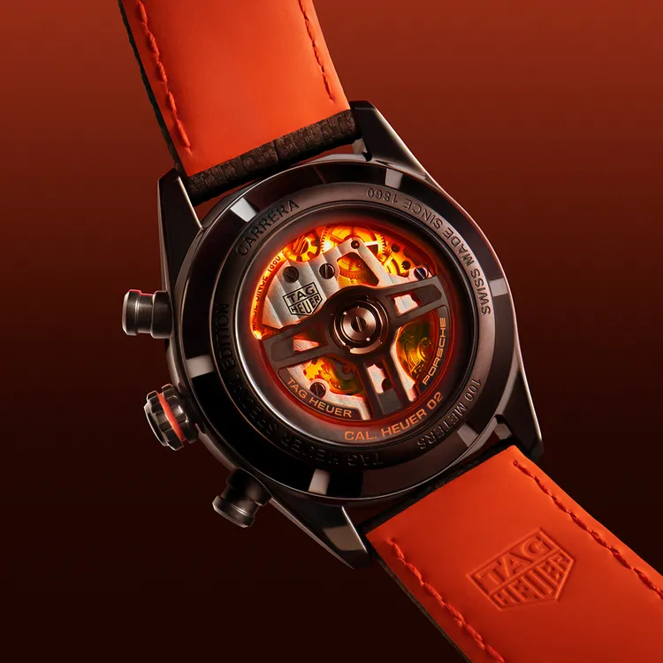 TAG Heuer Carrera x Porsche Orange Racing聯名計時腕錶錶背，可見Heuer 02機芯自保時捷方向盤發想的獨特自動盤造型。品牌提供