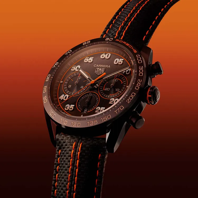 兼容雙方歷史而成的TAG Heuer Carrera x Porsche Orange Racing計時腕錶，是泰格豪雅和保時捷聯手打造的第6款大作，承襲兩造聯名腕錶之美學基礎 。品牌提供