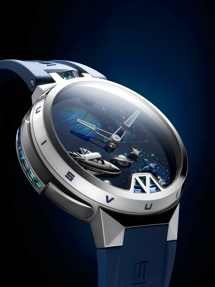 Tambour Jacquemart 3問報時腕錶9點鐘位置按把鑲有呼應錶面色彩的漸層藍寶石。品牌提供