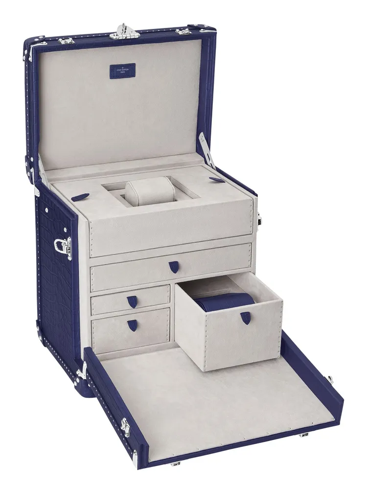 Tambour Jacquemart 3問報時腕錶備有獨特的硬箱式錶盒。品牌提供