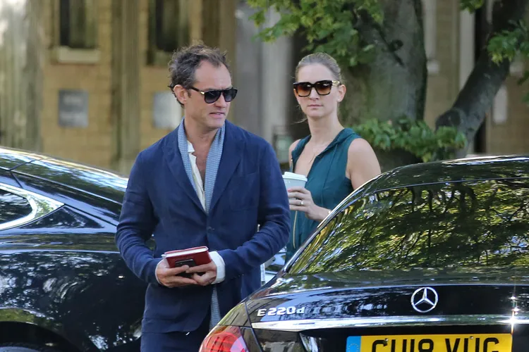 裘德洛（前）與第2任妻子菲莉琶結婚4年，育有2個孩子。達志