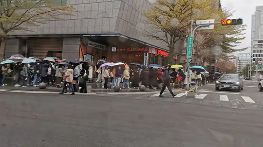 蔡康永創作展倒數3小時　人潮擋道！旁邊大樓抗議了