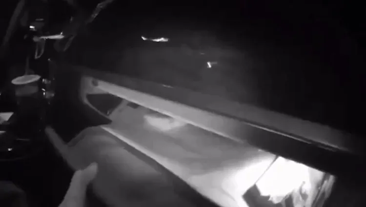 警方在嫌犯車子副駕駛座置物箱起獲贓款。民眾提供