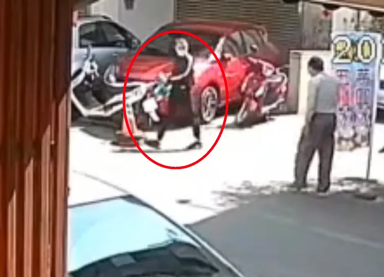 賴姓保全得手後手持綠色手提袋逃逸。民眾提供