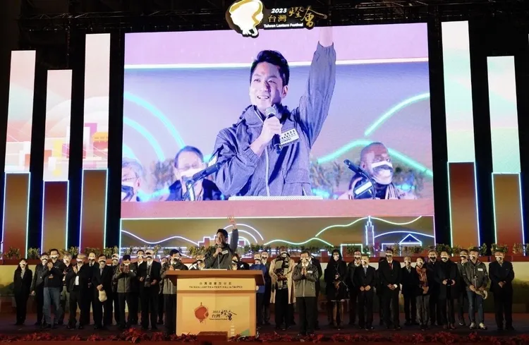 燈會開幕前市長柯文哲站最旁邊惹議。台北市府提供