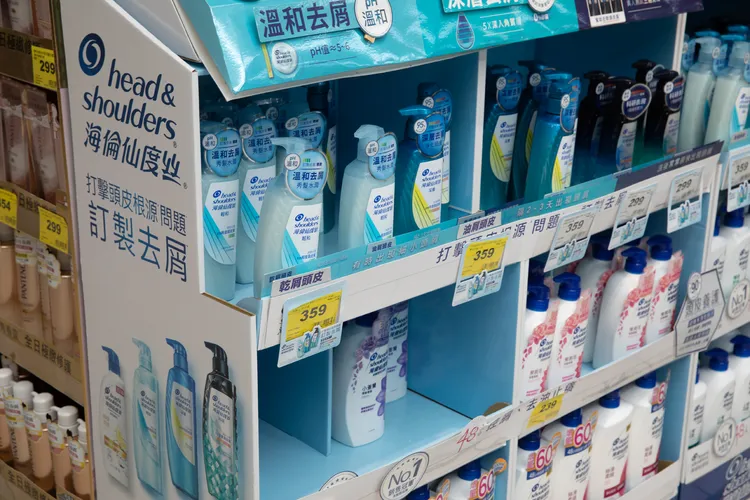 貨架買氣反映出小蒼蘭香氛去屑洗髮乳極為搶手，訂製去屑系列人氣不遑多讓。