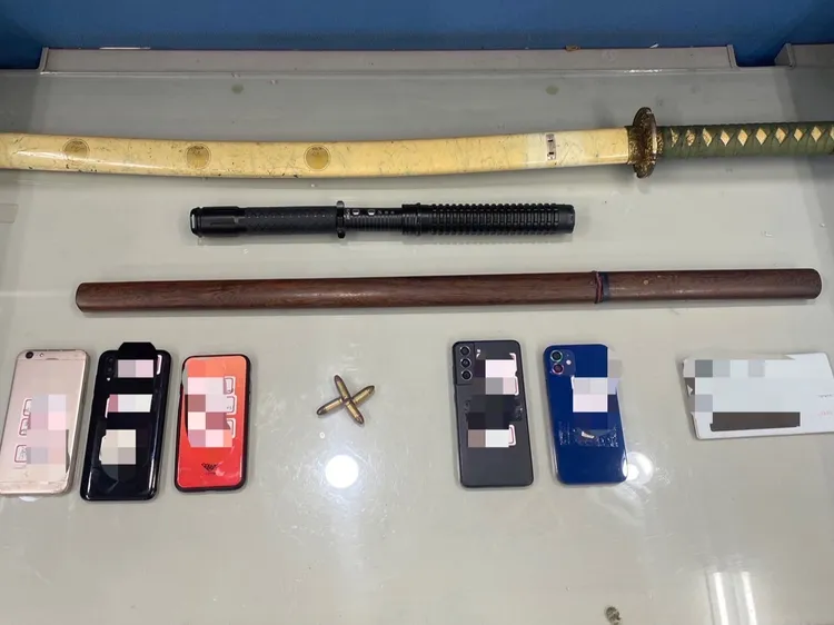 警方查扣林姓被害人銀行存摺、身分證及相關證物。翻攝畫面