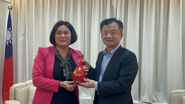 陳玉珍致贈邱太三「和平」金門高粱。翻攝自陳玉珍臉書