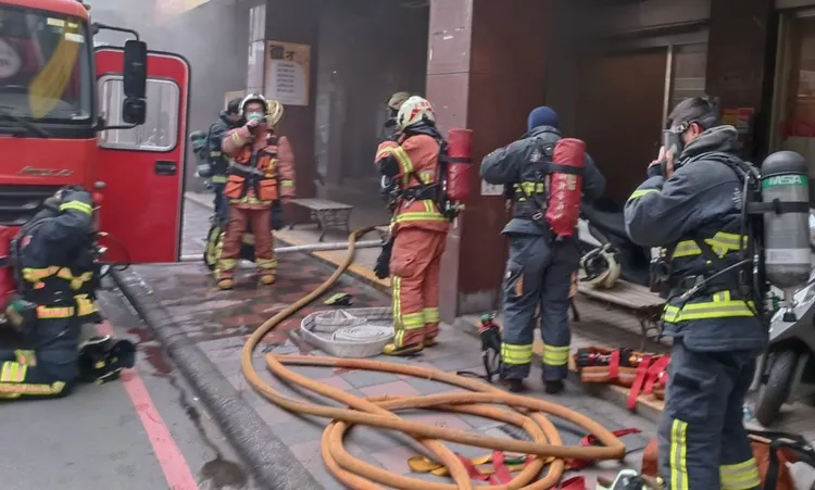 消防人員拉設水線灌救。翻攝畫面