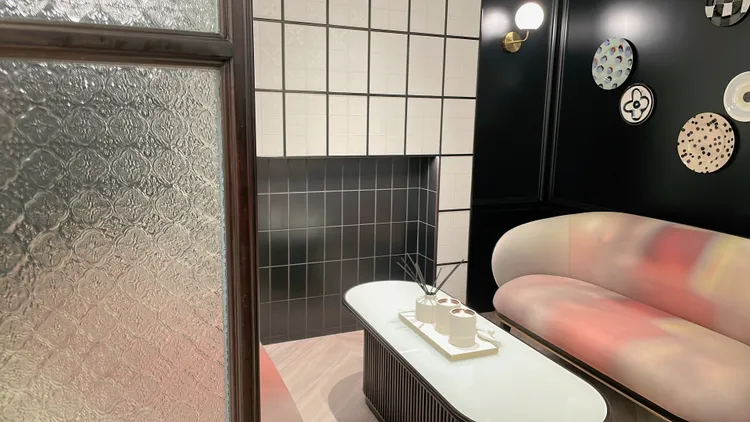 店內獨立試香空間，有著台灣老式住宅常見的海棠花紋壓花玻璃裝飾。張家玲攝