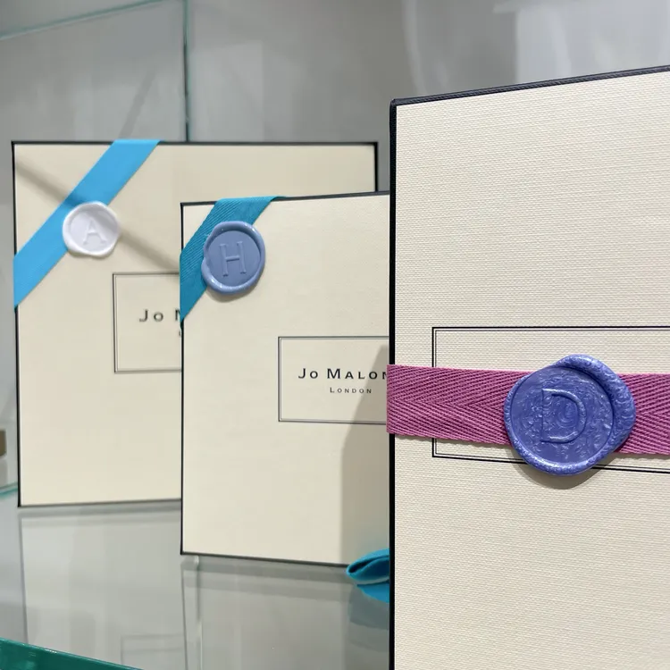 客製化封蠟章禮盒包裝服務。張家玲攝