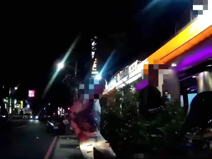 警方盤查蘇男友人。蘆洲警分局提供