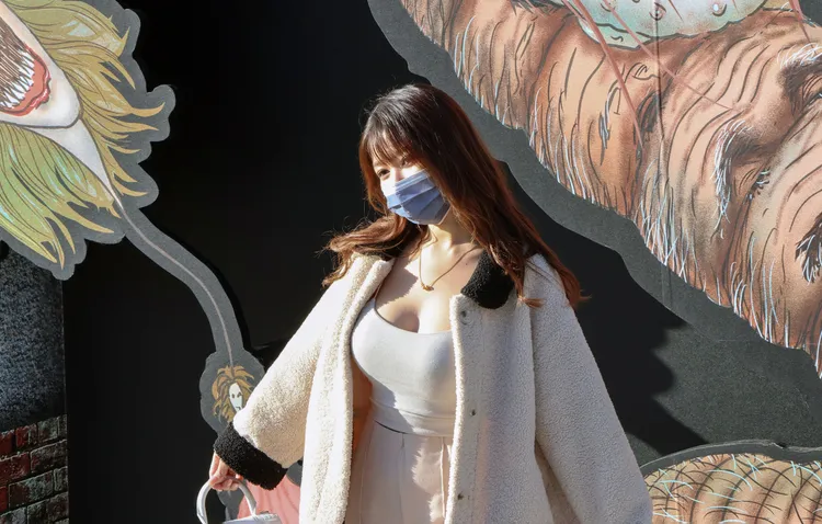 長期配戴口罩減少紫外線的接觸，可能會造成膚色不均。圖非當事人，鄭孟晃攝