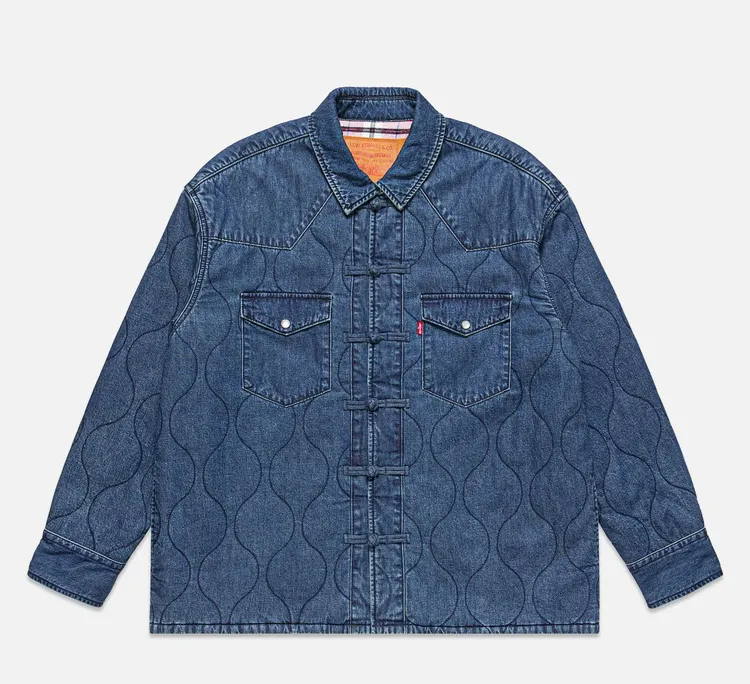 可雙面穿異材質羽絨外套，1萬2900元。品牌提供中式盤扣丹寧襯衫，7900元。品牌提供