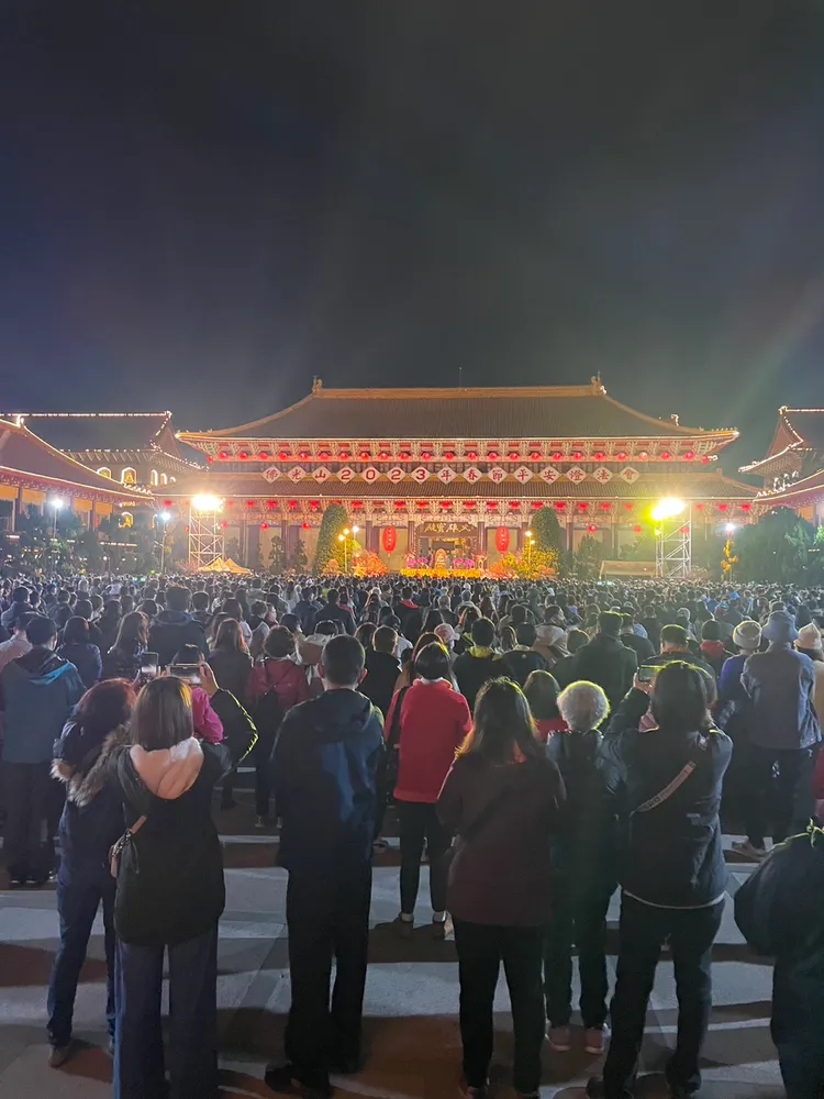 佛光山2023煙火燈光秀，大雄寶殿湧入上萬人潮。吳慧玲攝