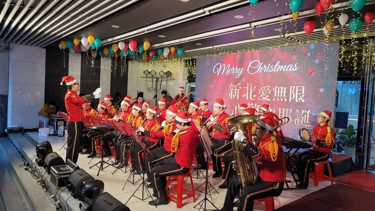 新北市警察樂隊也參加新北耶誕城演出。新北市警局提供