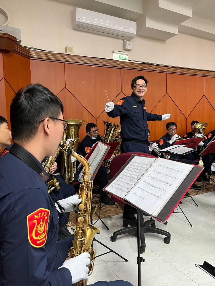 擔任新北市警察樂隊指導的指揮老師崔明智(中)。新北市警局提供