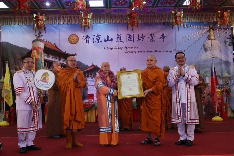 妙崇寺住持宏安長老尼獲泰國摩訶朱拉隆功大學頒發榮譽博士學位。翻攝畫面