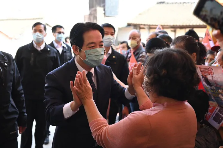 賴清德今天陪同立委補選候選人蔡培慧，參訪鹿谷鄉宮廟。蔡培慧競總提供