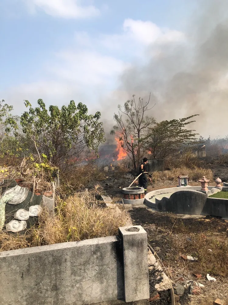 連假期間多起公墓火警，讓消防隊疲於奔命。翻攝畫面