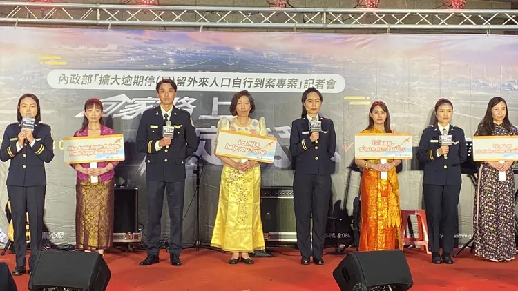 移民署移民官分別以中文、印尼文、英文、泰文、越文說明專案重點。移民署提供