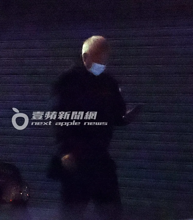 林瑞陽邊走路邊滑手機，似乎心繫著對岸事業。特勤中心攝