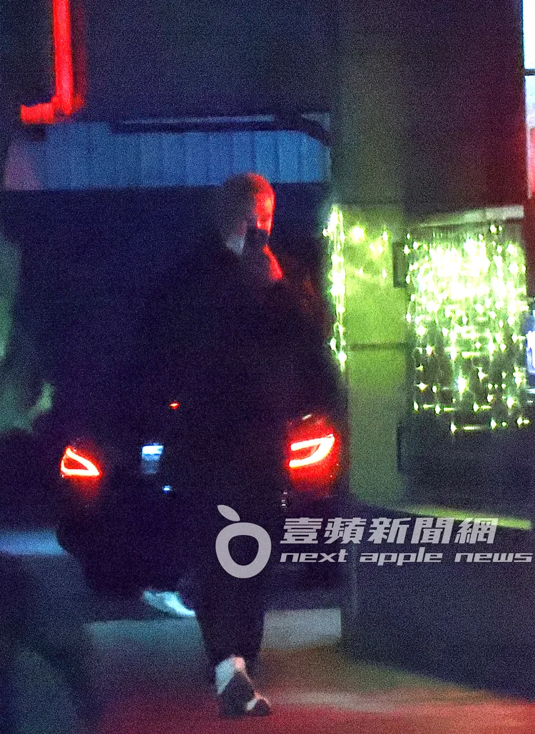 走回豪宅前，林瑞陽拿起手機講電話。特勤中心攝