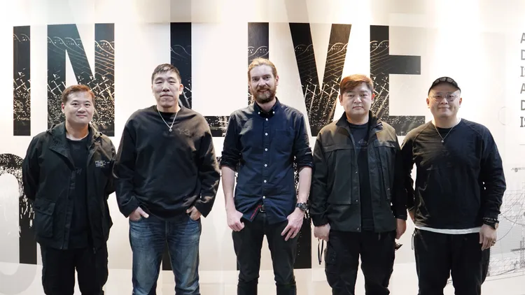 《TPi》總編輯Stew（左三）參訪必應創造，開心與執行長（左二）周佑洋、技術長溫昇樺（右二）及公司員工合影。必應創造提供