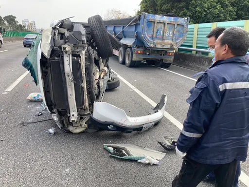 國1湖口段3車擦撞釀1傷 1車翻覆占外側車道!車流回堵5公里