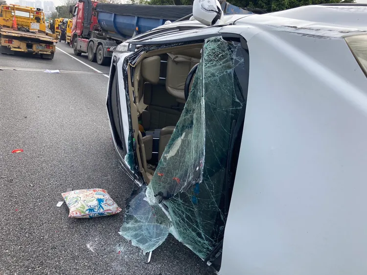 小客車翻覆。新竹縣消防局提供