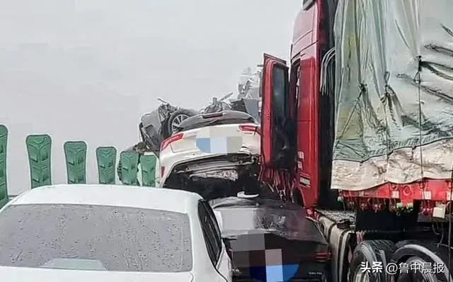 現場照片顯示有車輛「爬」到其他車頂上。翻攝微博