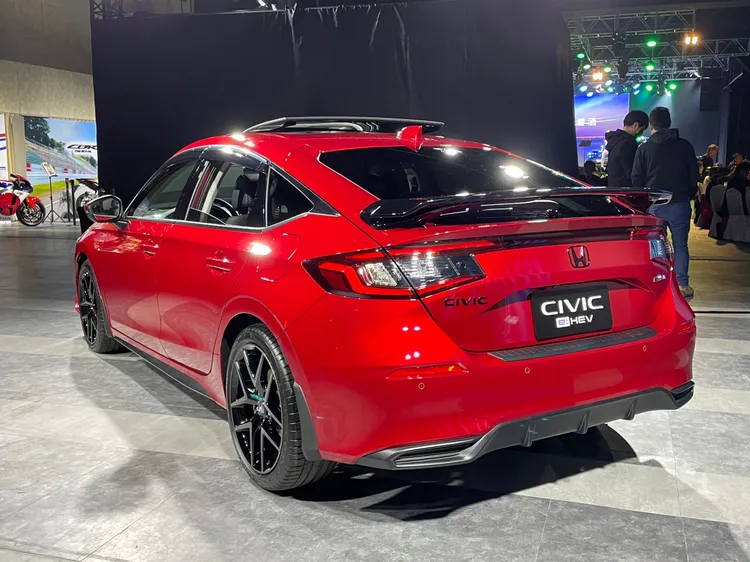 Civic e:HEV利用加長軸距、加寬輪距、降低重心手法，成就一如既往的操駕樂趣。林浩昇攝