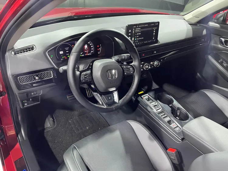 內裝以日製歐規質感為訴求，蜂巢狀隱藏式冷氣出風口貫穿整個儀表控台，另搭載10.2吋數位液晶儀表板、9吋觸控懸浮式主機。林浩昇攝