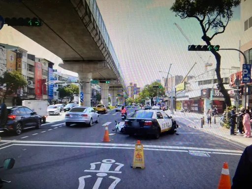 台中保全車迴轉開上安全島 再撞機車釀2傷!肇事原因曝光