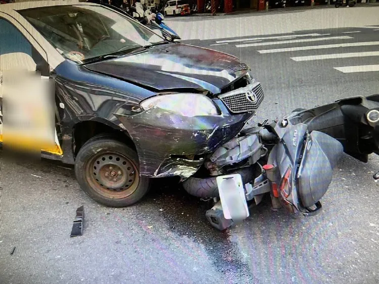 自小客車頭卡住機車，顯見撞擊力道猛烈。讀者提供
