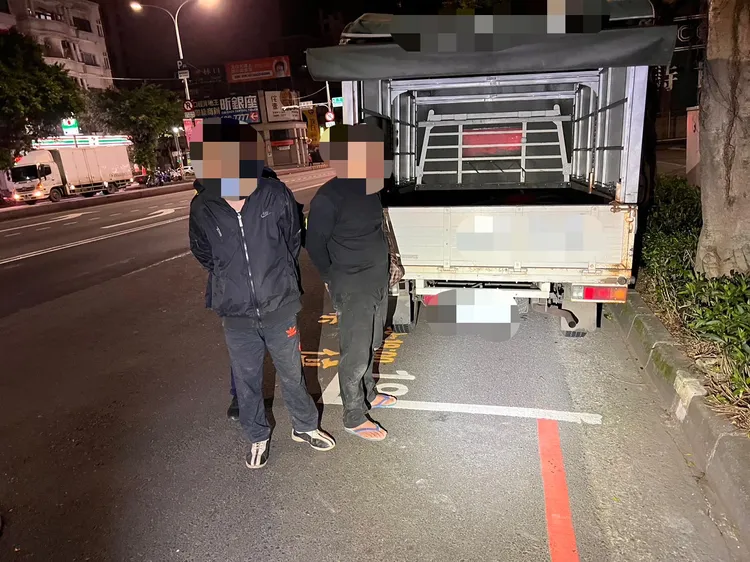 警方攔查逮捕2名偷車賊。林口警分局提供