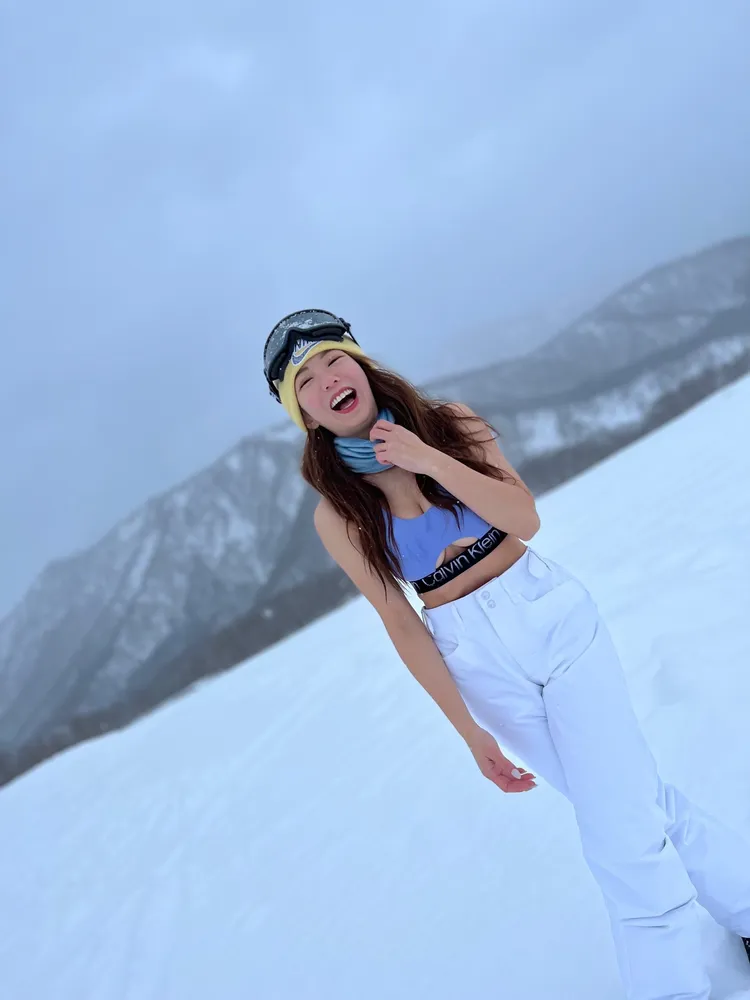 郭書瑤冰天雪地大秀性感身材。