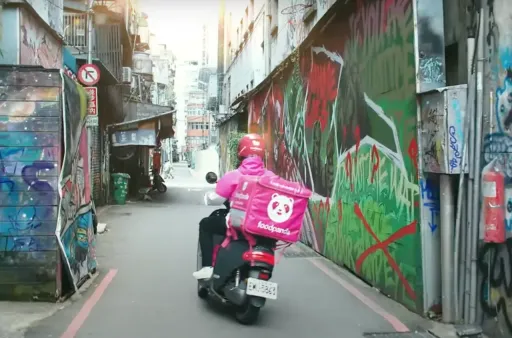 跑外送月入十萬養女友卻被嫌「丟臉帶不出場」！  簡訊曝光網驚：塊陶啊