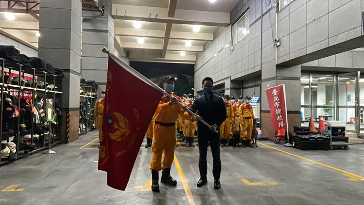 蔣萬安趕抵消防局民權分隊，為搜救隊隊員們打氣致意。北市府提供