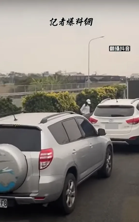 用路人受不了下車小解。翻攝記者爆料網