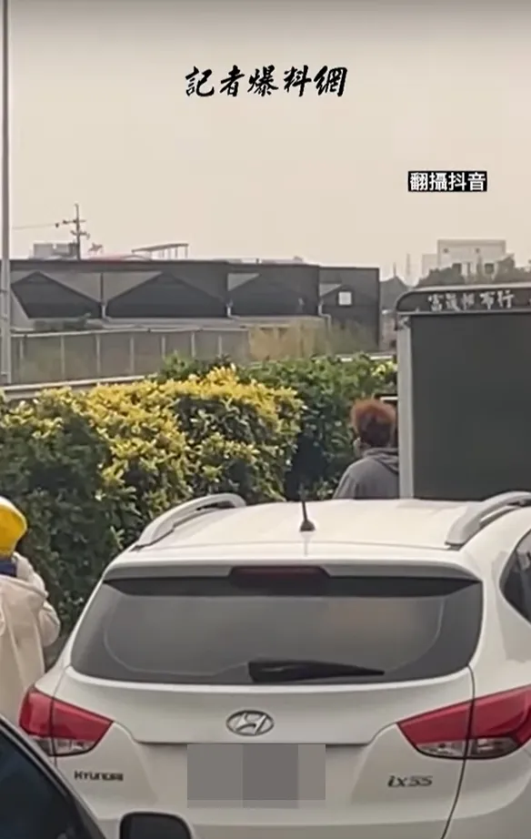 駕駛駕車刷牙。翻攝記者爆料網