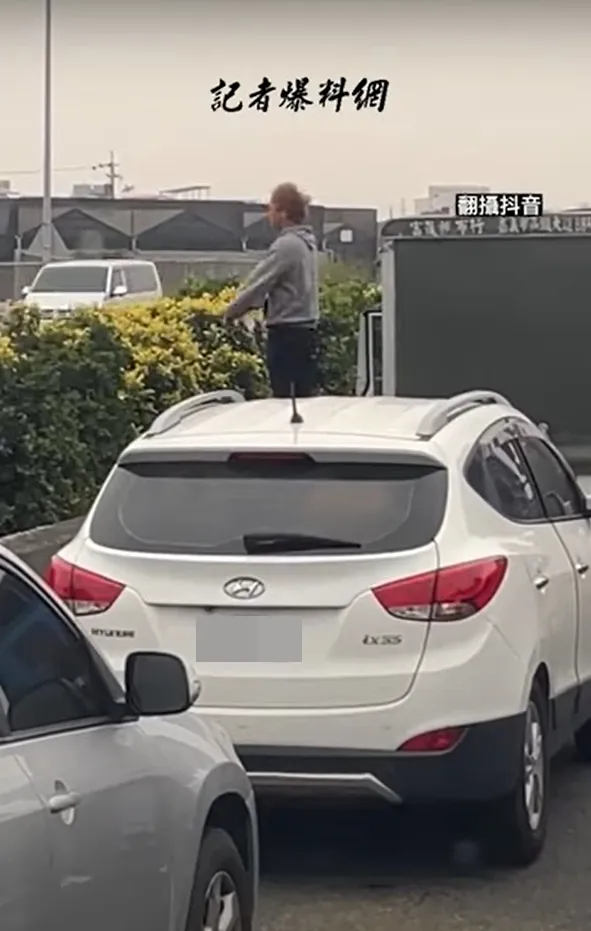 用路人直接下車做體操。翻攝記者爆料網