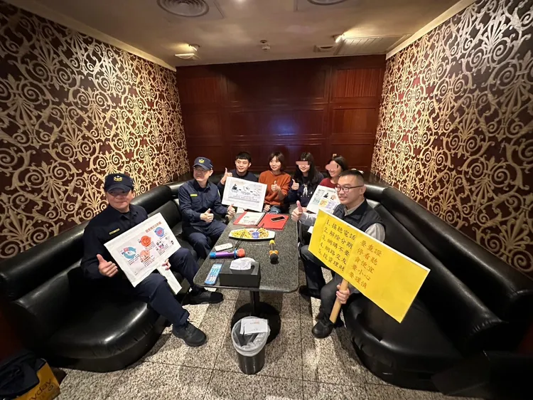 汐止分局長黃國政（左2）親率隊赴轄區KTV，向民眾宣導反詐手法。翻攝畫面