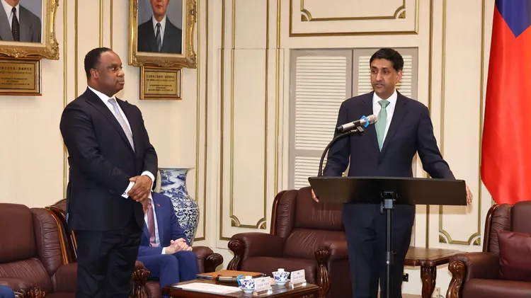 美國眾議員康納（右）介紹與會同僚。莊宗達攝