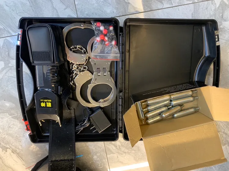 警方起獲電擊槍、手銬。讀者提供