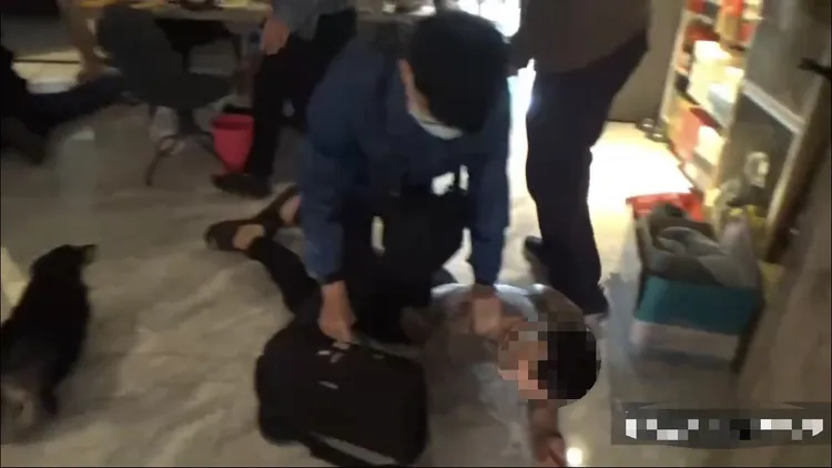 警方循線逮捕集團成員。讀者提供