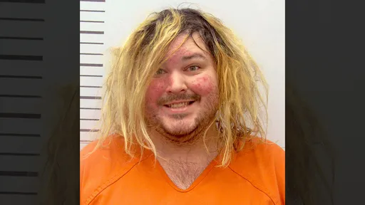 女詐彈客「鬍子+胸毛」讓眾人全傻眼 警方揭露原因